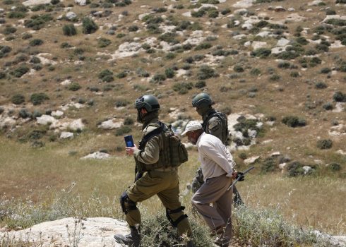 חיילים לוקחים את מוחמד נג'אר בן ה-87 למחנה צבאי. צילום: עמרי ערן ורדי 