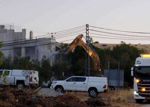 هدم العيادة في فروش بيت دجن. تصوير: عارف دراغمة، بتسيلم