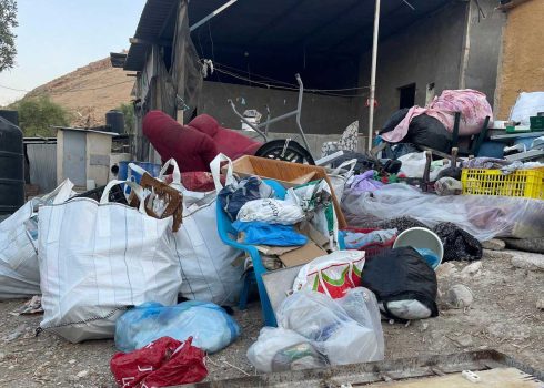   أمتعة الأسرة بعد هدم منزلها. تصوير عارف دراغمة، بتسيلم.  