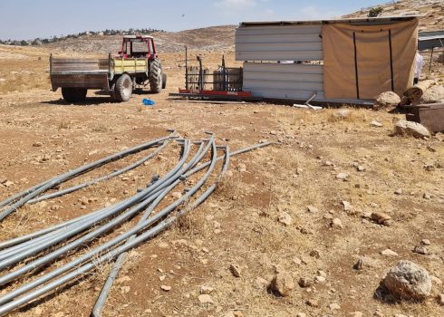 מוטות שנותרו מאחד הדירים שפורקו. צילום: עאמר עארורי, בצלם