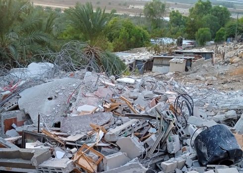 חורבות הבניין בכפר אל-ג'יפתליק. צילום: עארף דראר'מה, בצלם