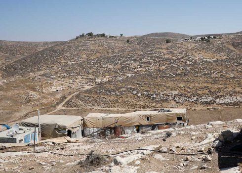 מבנים בקהילת ח'ירבת א-רהווה. ברקע המאחזים חוות מור וחוות אברהם. צילום: עמרי ערן ורדי