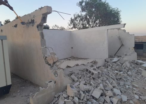 أنقاض المخزن الذي تم هدمه بموجب أمر من الإدارة المدنية. تصوير: عارف دراغمة، بتسيلم، 18.8.24