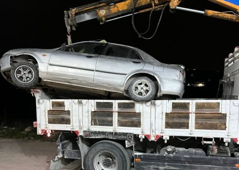 המכונית מועמסת על המשאית. צילום: נסר נוואג'עה, בצלם, 16.3.24 