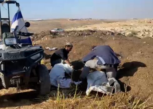 המתנחלים אוספים את הדשן לשקים. התמונה באדיבות התושבים