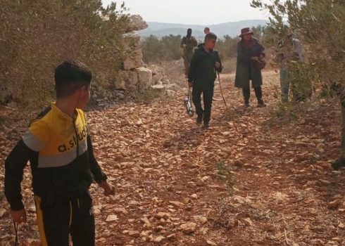 חייל רעול פנים במטע של משפחת אבו בכר. התמונה באדיבות המשפחה