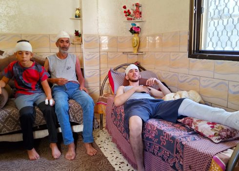 נאדר מחמוד אסעד (במרכז) ובניו מחמוד (מימין) וזייד. צילום: סלמא א-דבעי, בצלם