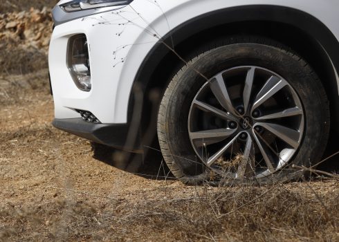 צמיגי מכונית שנוקבו על-ידי מתנחלים במהלך אותו יום במסיק. צילום: אבישי מוהר, אקטיבסטילס, 29.10.24