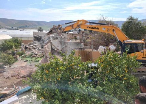 جرّافة تابعة للإدارة المدنية تهدم بركتي الريّ. تصوير: عارف دراغمة، بتسيلم