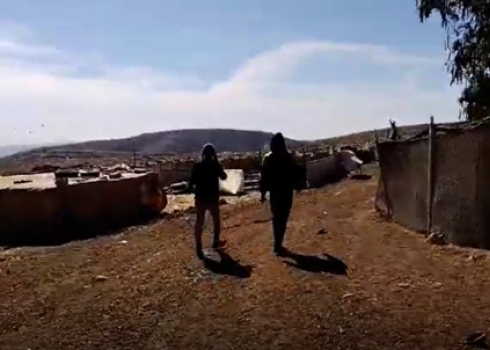 שני המתנחלים מסתובבים בין בתי התושבים ב-18.12.24. תמונה באדיבות התושבים