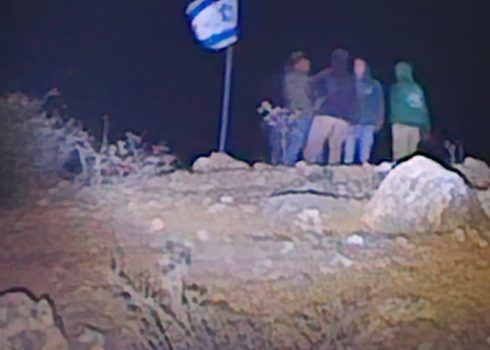 מתנחלים עומדים על הגבעה שממנה נזרקו האבנים. התמונה באדיבות התושבים