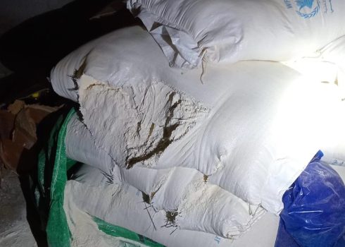 שקי קמח שחתכו המתנחלים. התמונה באדיבות משפחת אבו עראם