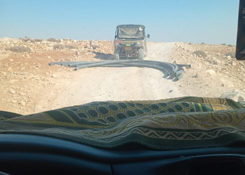 הטרקטורון של המתנחלים גורר את הצינורות הגנובים. התמונה באדיבות התושבים