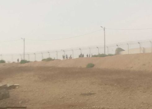 המתנחלים מאחורי הגדר שהקימו. התמונה באדיבות התושבים