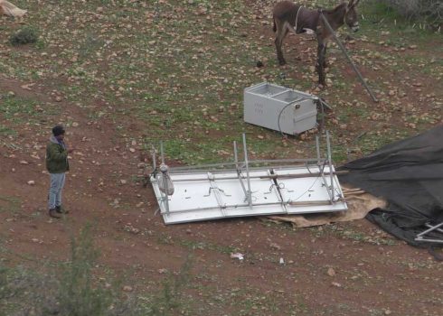 ألواح شمسية حطّمها المستوطنون. تصوير: عارف دراغمة، بتسيلم 