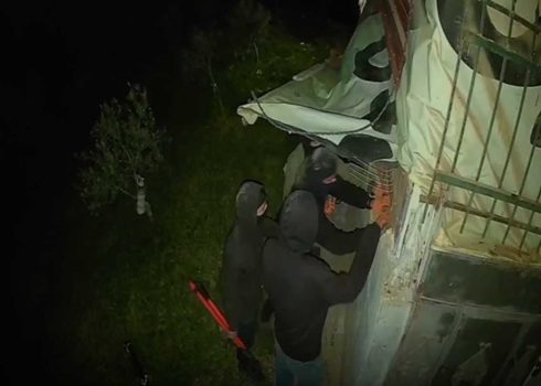 מתנחלים פורצים לדיר הכבשים של האשם חמוד. תמונה מתוך סרטון מצלמת אבטחה באדיבות תושבים