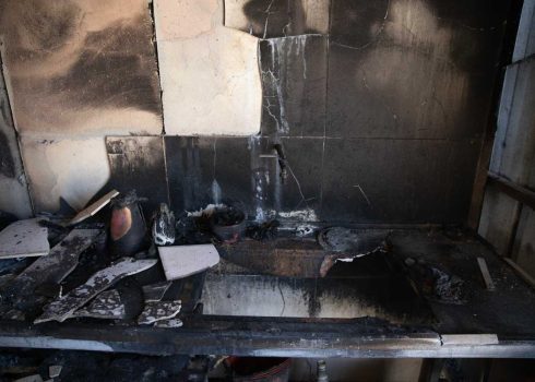 המטבח השרוף בביתו של נסים מסלם. צילום: אבישי מוהר, בצלם