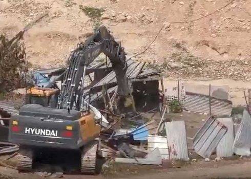 דחפור של המנהל הורס מבנים בקהילה. צילום: עארף דראר'מה, בצלם, 18.3.25