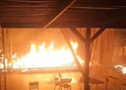 אולם האירועים עולה באש. התמונה באדיבות התושבים