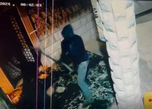 מתנחל תוקף את אחד האחים באלה. מתוך תיעוד במצלמת אבטחה