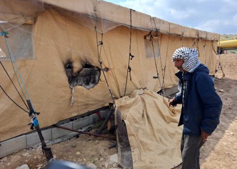 פתחי דראר'מה ליד האוהל שהציתו המתנחלים. צילום: עארף דראר'מה, בצלם