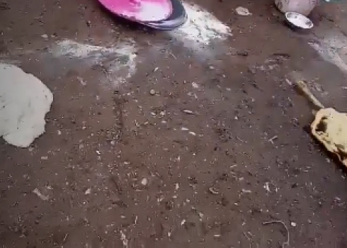 العجين والطحين والخبز وقد رماها المستوطنون على الأرض. من توثيق بالفيديو قدمه السكان مشكورين