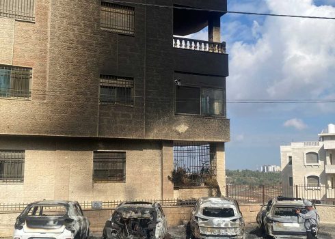 בתים שהתפחמו כשהמכוניות עלו באש. התמונות באדיבות התושבים