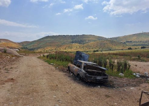 מכוניתו של אחמד אבו מוחסן שנשרפה בידי המתנחלים. צילום: עארף דראר'מה, בצלם