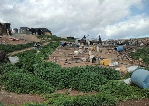 أفراد عائلة أبو عرام يخلون مكان أقامتهم في خربة سمرة. تصوير: عارف دراغمة، بتسيلم