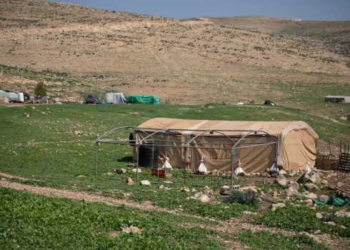 تجمّع لِفْجِم أثناء تفكيكه. تصوير: أفيشاي موهَر، بتسيلم 