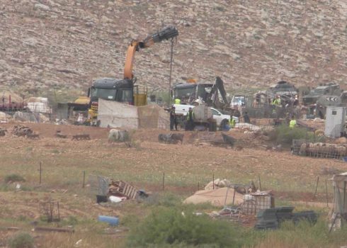 אנשי המנהל מפרקים ומחרימים את האוהלים. צילום: עארף דראר'מה, בצלם, 6.4.25