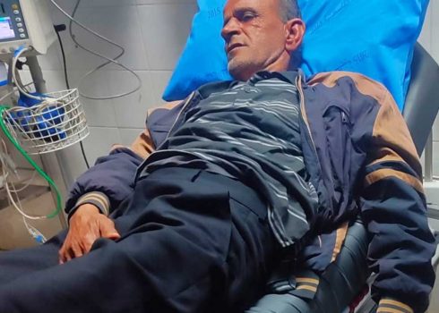 פריד אל-עריד בבית החולים לאחר שהוכה בידי מתנחלים. התמונה באדיבות המשפחה