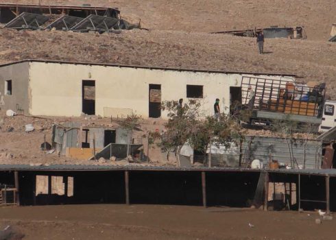 תושבים באל-מוערג'את מזרח (מליחאת) מפרקים את בתיהם לקראת עזיבת הקהילה. צילום: עארף דראר'מה, בצלם, 4.7.25