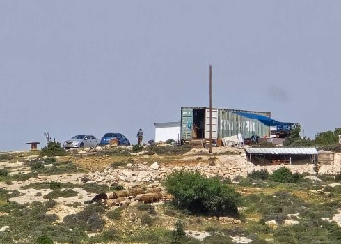 המאחז "חוות עתניאל" מעל דיר ראזח. צילום: נסר נוואג'עה, בצלם