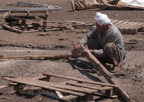 תושב הקהילה מפרק את אחד המבנים. צילום: עארף דראר’מה, בצלם, 29.6.25