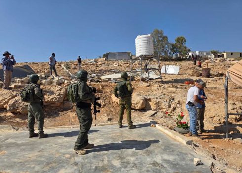 חלוקת צווי ההריסה באום אל-ח'ייר. התמונה באדיבות תושבים