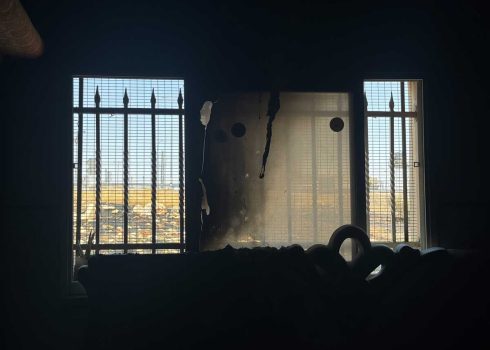 הגדר שהגנה על חלונות הבית. צילום: מוחמד רומאנה, בצלם