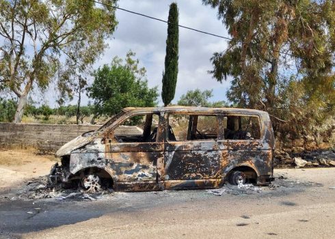 מוניתו של חוסיין, שנשרפה בידי המתנחלים. צילום: סלמא א-דיבעי, בצלם