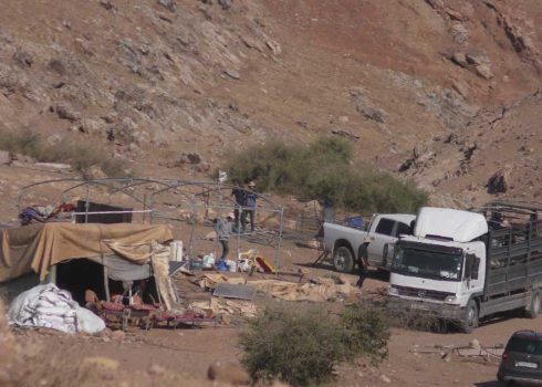 בני משפחת חמייד מעמיסים את רכושם על משאית לקראת עזיבה. צילום: עארף דראר'מה, בצלם