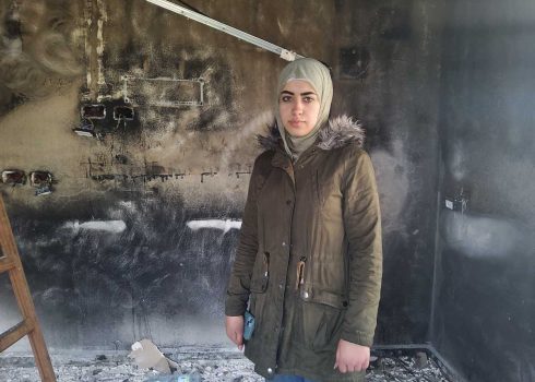 סארה ואדי בביתה השרוף. צילום: סלמא א-דיבעי, בצלם