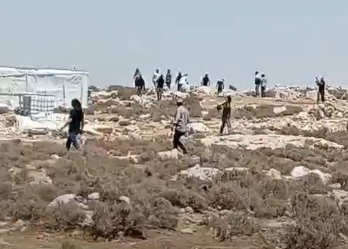 המתנחלים תוקפים את הקהילה. מתוך תיעוד וידיאו באדיבות התושבים