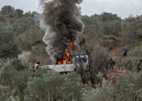Settlers set fire to a car belonging to one of the harvesters in Beita. Photo: Avishay Mohar, B’Tselem, 10 October 2025 