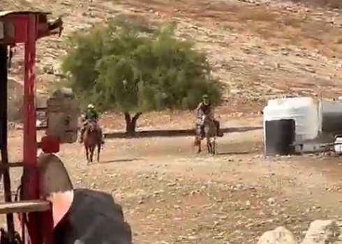 מתנחלים נכנסים לקהילה על גב סוסים. מתוך תיעוד וידיאו באדיבות התושבים, 12.10.25 
