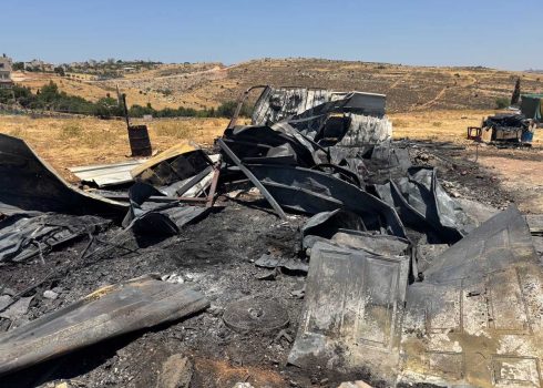 براكيات سكنية لعائلة مصبح أحرقها المستوطنون. تصوير: محمد رمانة، بتسيلم