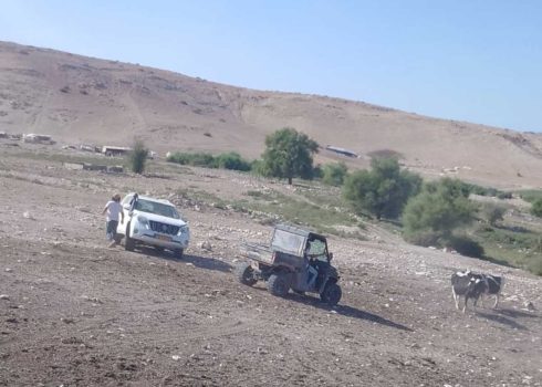 המתנחלים מגיעים לקהילת אל-חימה. התמונה באדיבות התושבים