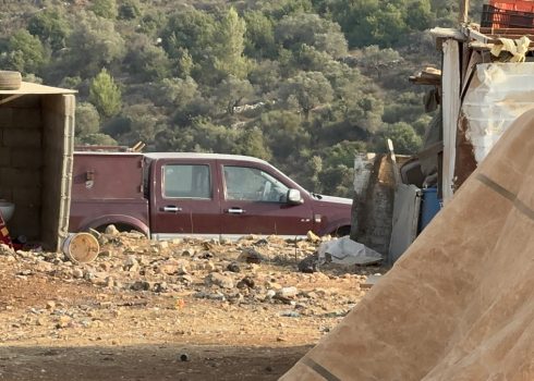 רכב של מתנחלים ליד מתחם המגורים של הקהילה. התמונה באדיבות התושבים