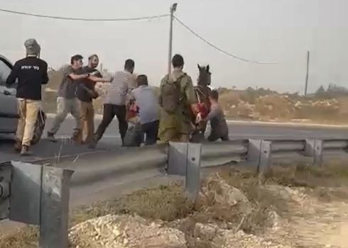 המתנחלים תוקפים את בני המשפחה המנסים לעזוב את המקום. מתוך תיעוד וידיאו באדיבות המשפחה