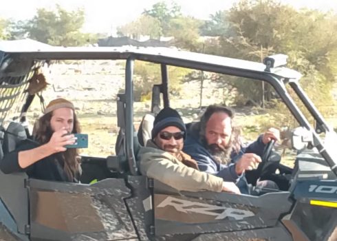 ליבי והמתנחלים האחרים ליד בתי המשפחה. מתוך תיעוד וידיאו באדיבות המשפחה