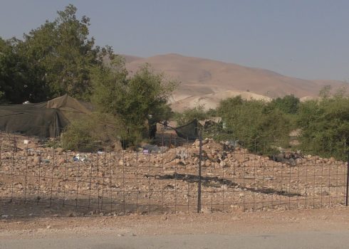 הגדר שהציבו המתנחלים סביב הקהילה.צילום: עארף דראר'מה, בצלם