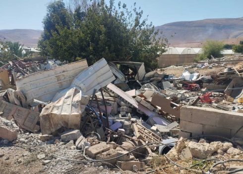 חורבות אחד המבנים בכפר פורוש בית דג'ן. צילום: עארף דראר'מה, בצלם 